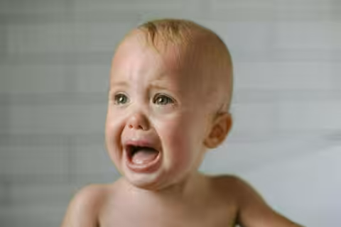 Ağlayan bir yaşında bebek
