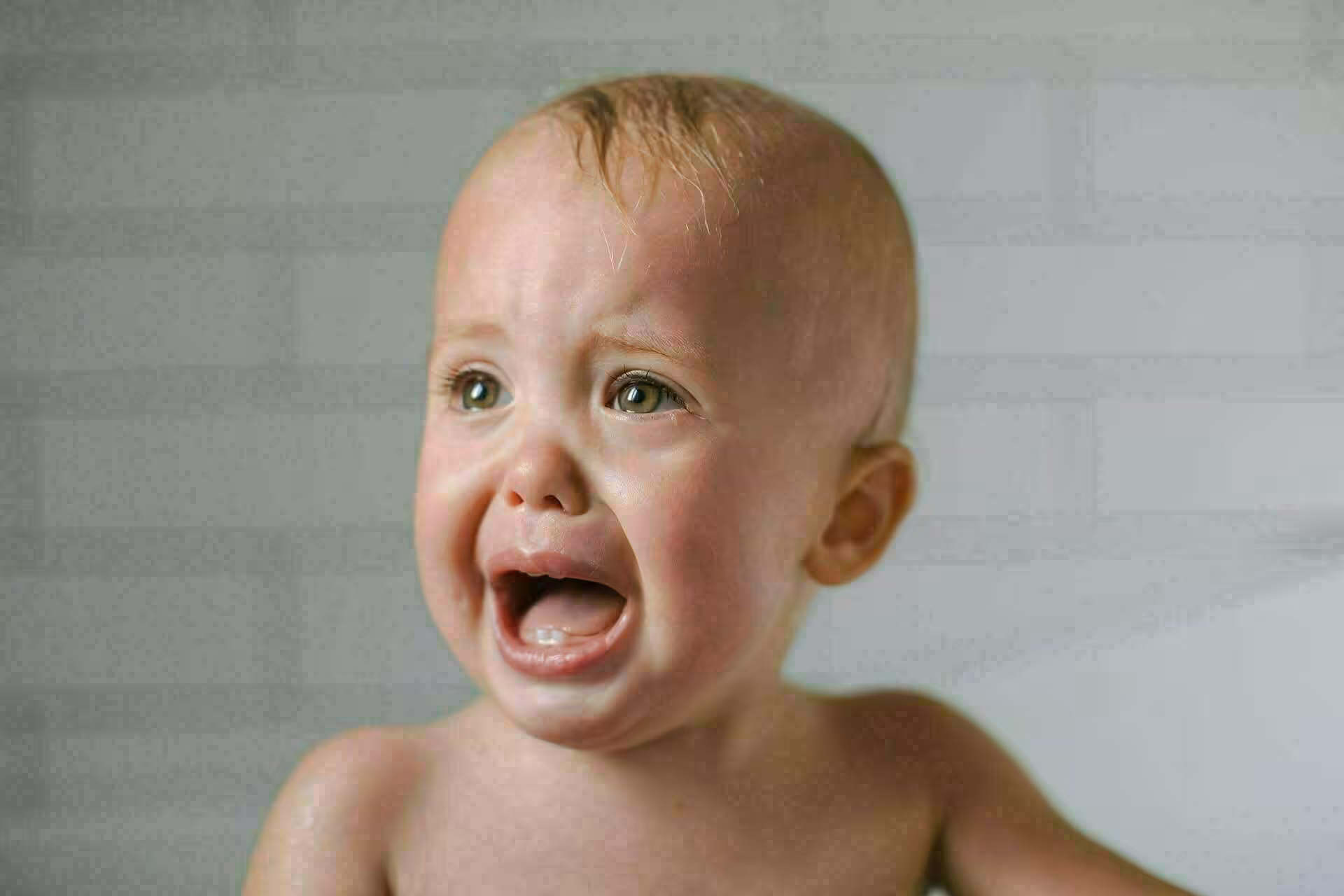Ağlayan bir yaşında bebek