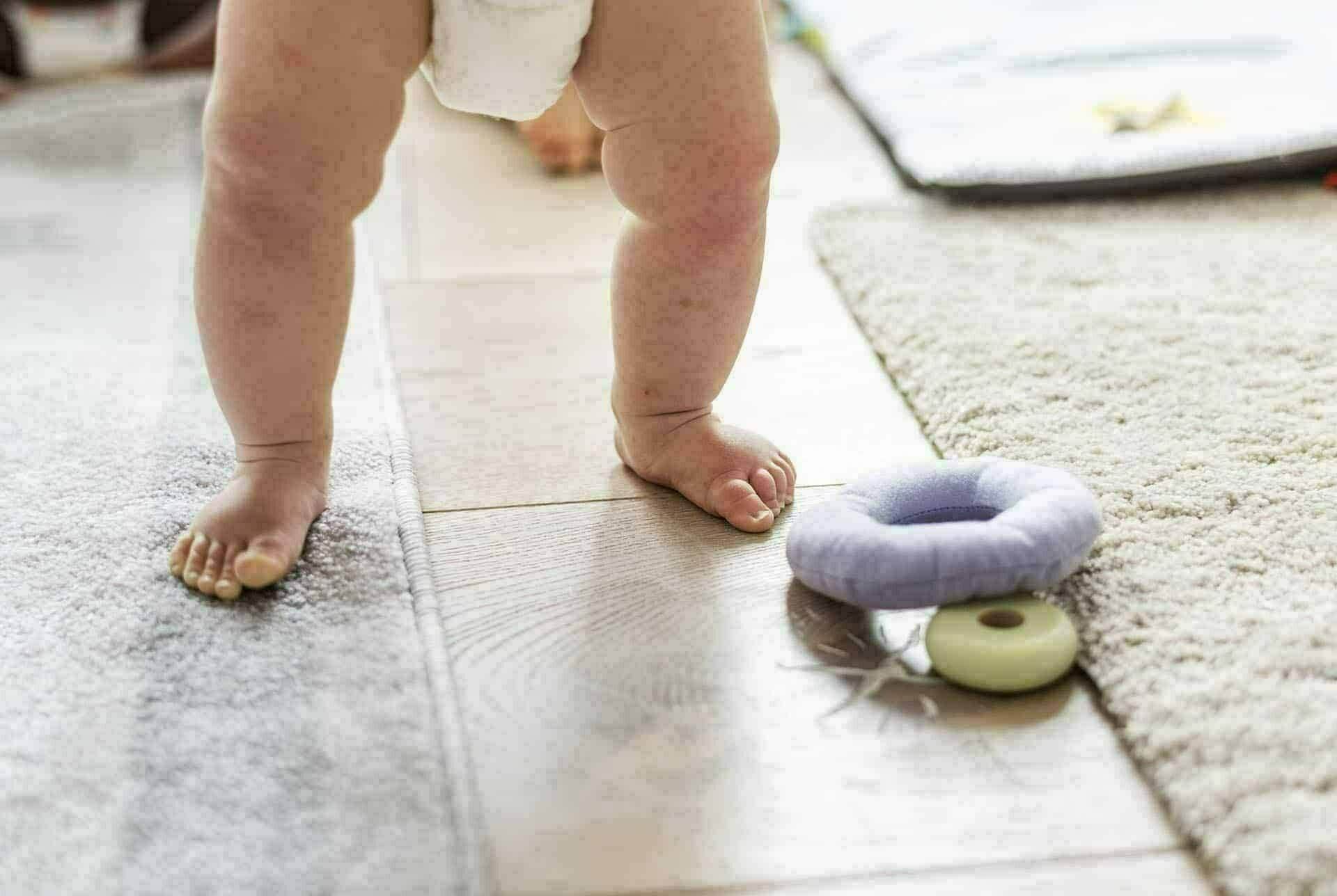 Ayakta duran bir bebeğin bacakları