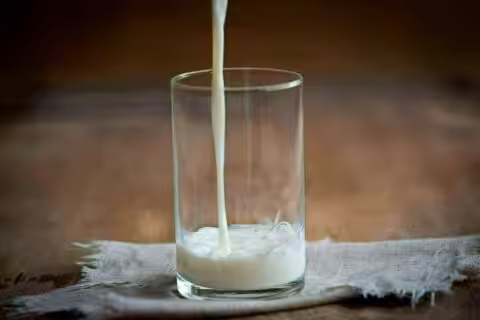 Bardağa süt dolduruluyor